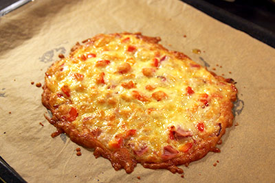 En färdig ostpizza